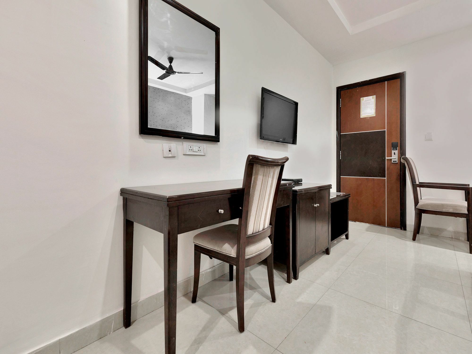 Oyo 12384 Hotel Serene Majestic Hajdarabad Zewnętrze zdjęcie
