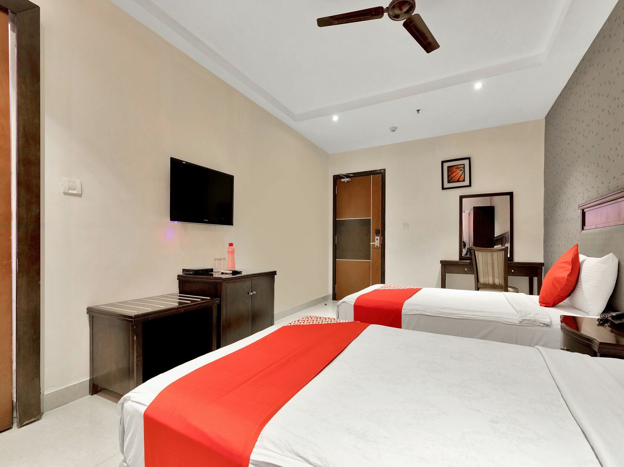 Oyo 12384 Hotel Serene Majestic Hajdarabad Zewnętrze zdjęcie