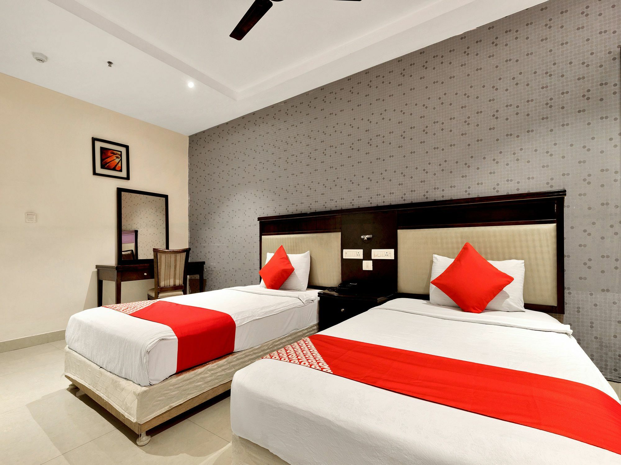 Oyo 12384 Hotel Serene Majestic Hajdarabad Zewnętrze zdjęcie
